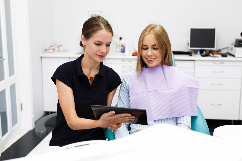 <a href="https://www.magnific.com/free-photo/smiling-woman-sits-chair-dentist-office-while-doctor-shows-her-something_1621631.htm#fromView=search&page=1&position=1&uuid=e5e93e1c-3e6e-41d2-9cdd-2a75c2b30e74&track=ais_hybrid&query=dentist+explaining+treatment+options">Image by freepic.diller on Magnific</a>