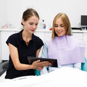 <a href="https://www.magnific.com/free-photo/smiling-woman-sits-chair-dentist-office-while-doctor-shows-her-something_1621631.htm#fromView=search&page=1&position=1&uuid=e5e93e1c-3e6e-41d2-9cdd-2a75c2b30e74&track=ais_hybrid&query=dentist+explaining+treatment+options">Image by freepic.diller on Magnific</a>